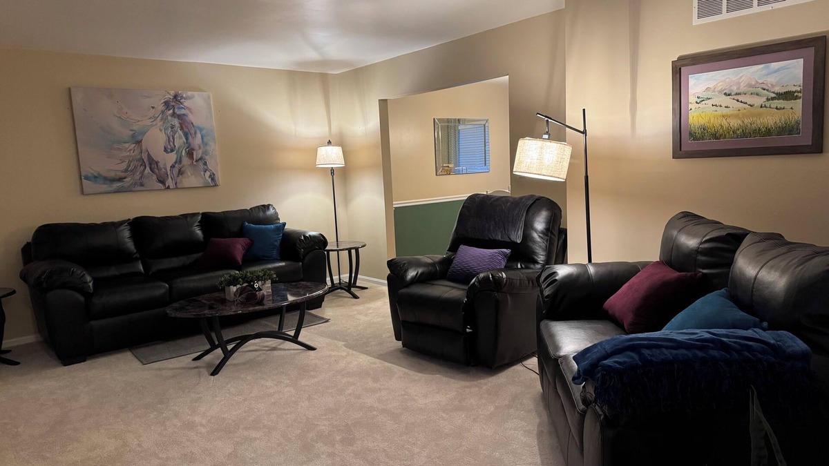 Edgewood House | Cozy 3-Bedroom House with WiFi, streaming TVs in Peaceful Edgewood