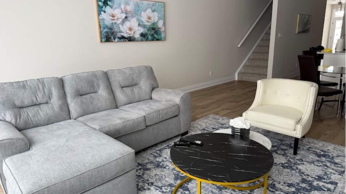 London House | Cozy 3 Bedroom Townhome near Hyde Park Mall & Western University