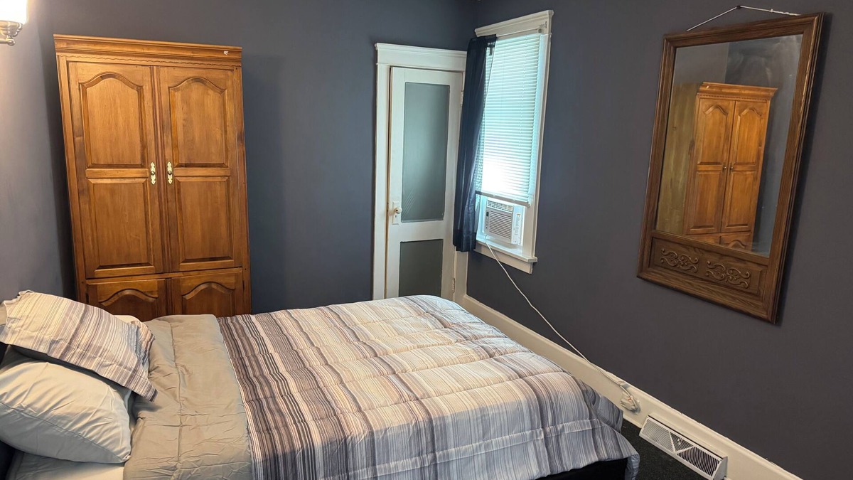 Erie Apartment | Cozy 3-bedroom with AC in Erie Pa. located near the bayfront convention center.