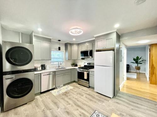 Quincy Apartment | Cozy 3-Beds in 2-Bedrooms Apartment Near Quincy Adams