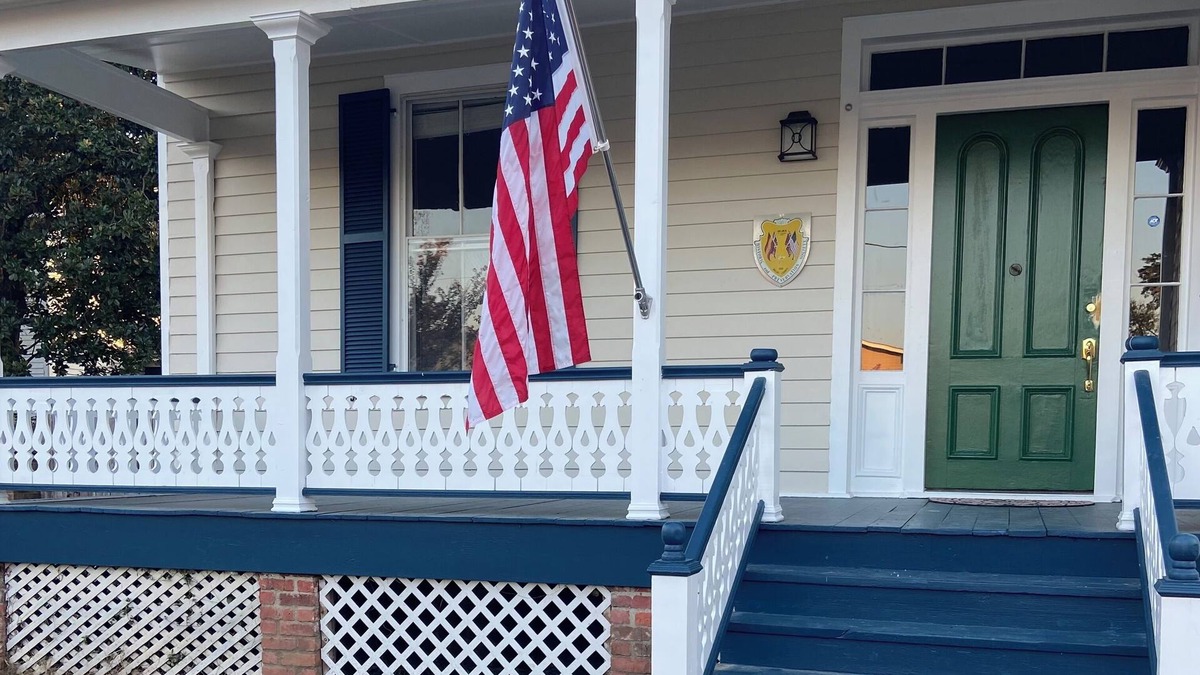 Selma House | Cozy 3 BR in Historical District with screened in porch. Newly remodeled.