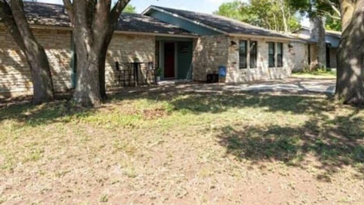 Taylor House | Cozy 3 BR + screened porch & FP