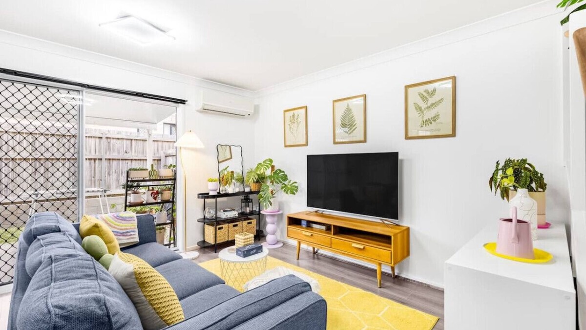 Underwood House | Cozy 3B2B Townhouse w/Parking/Backyard/Malls/Parks
