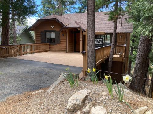 Lake Arrowhead House | Cozy 3BR Dog-Friendly Cabin