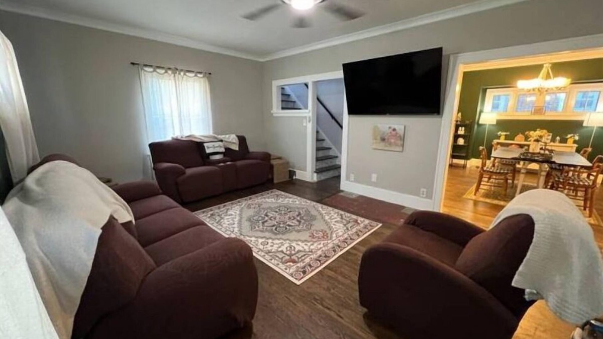 Bedford House | Cozy 3BR farmhouse retreat with fenced back yard