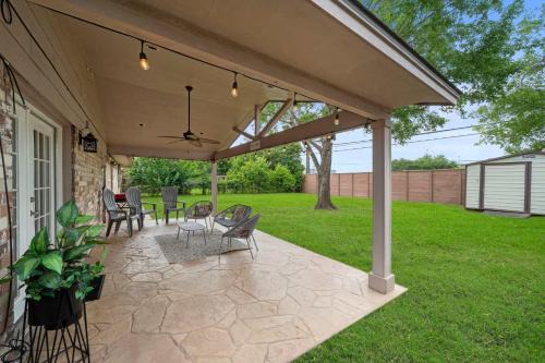 La Porte Apartment | Cozy 3BR Near Sylvan Beach BBQ & Covered Patio