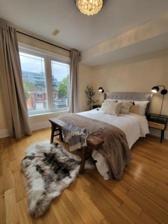 Leslieville House | Cozy 3BR Retreat with Dedicated Work table and Parking