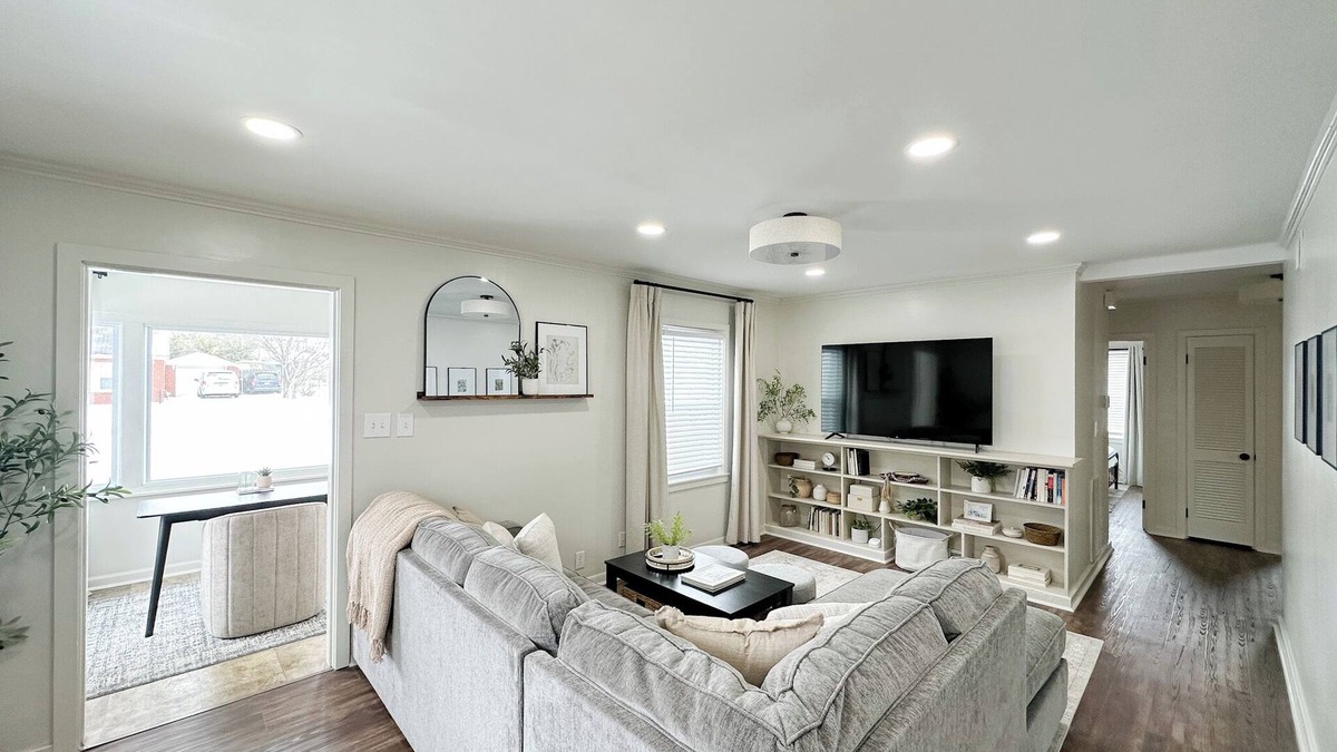 Evansville House | Cozy 3BR Spacious home w/Patio -Sleeps8