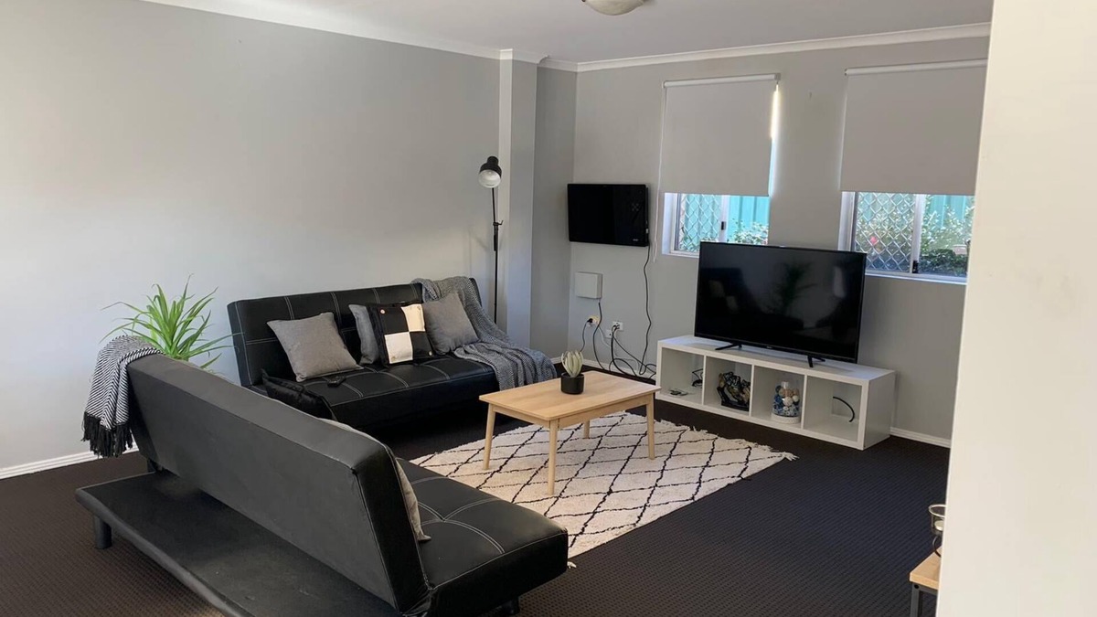 Liverpool House | Cozy 3BR Townhouse in Liverpool CBD with AC & dedicated underground parking spot
