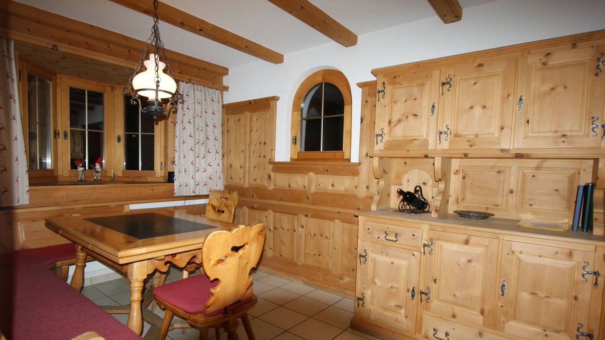 Klosters Dorf Apartment | Cozy 4 1/2 room maisonette with Arvenstube with a view of the mountains