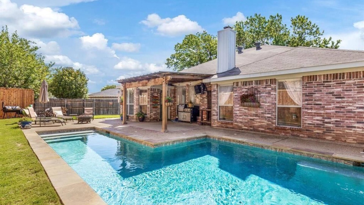 Burleson House | Cozy 4 bd home W/Pool and Garage In Burleson