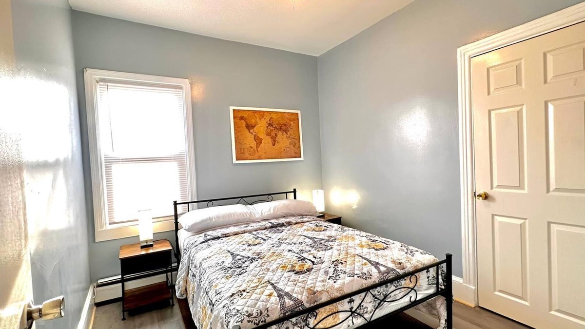 Smith Hill Apartment | Cozy 4 Bed 2 Bath Apartment