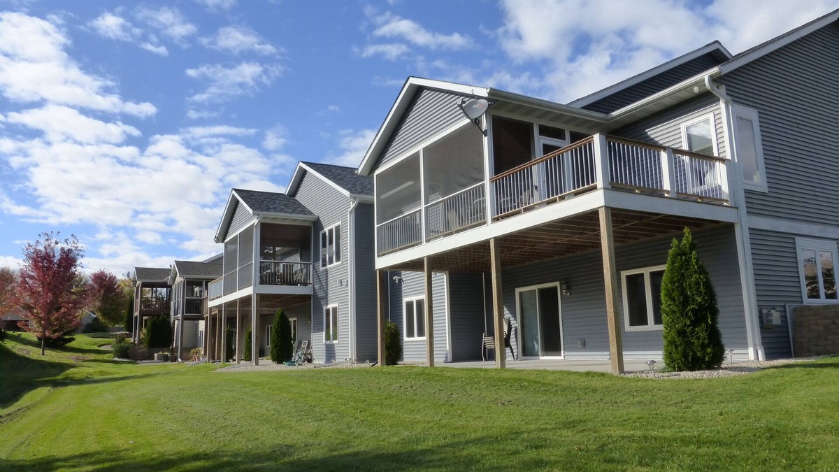 Deerfield Condo | Cozy 4+ Bed 3 Bath Screened in Porch, Fire Pit, yard games - 19 min to Madison