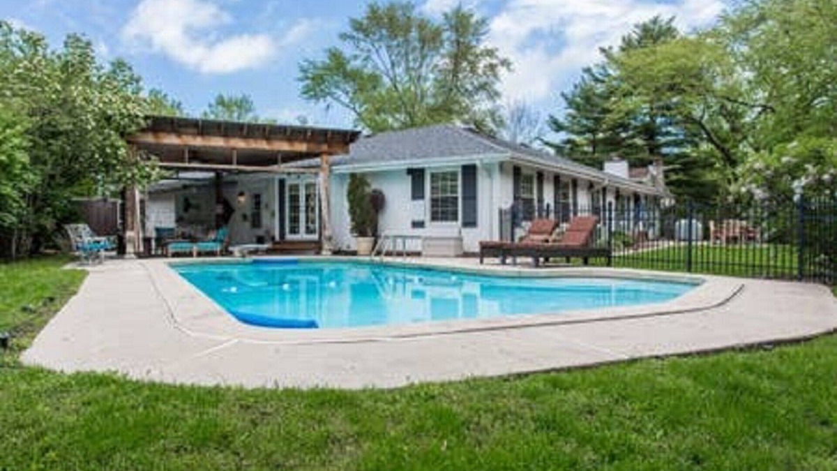 Glenview House | Cozy 4 Bedroom/2 Bath Cozy Home In East Glenview With Inground Pool!