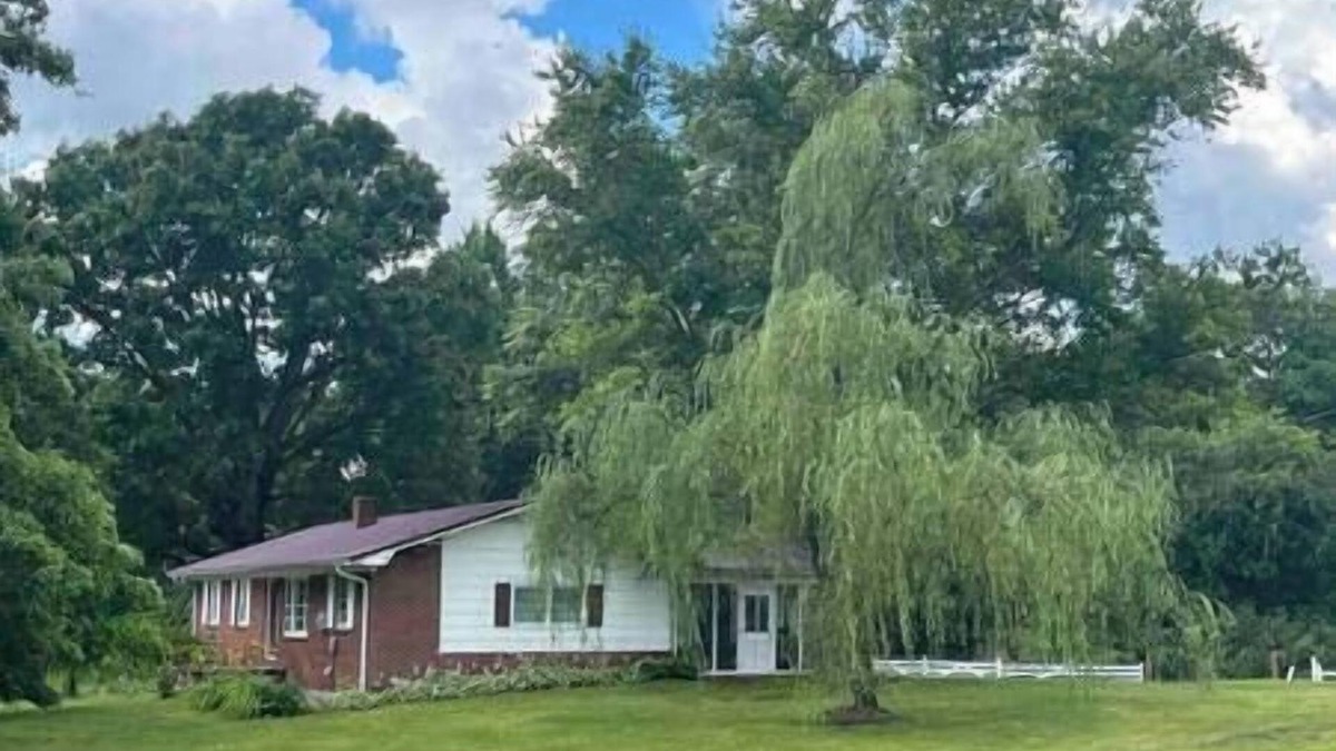 Hamptonville House | Cozy 4 Bedroom Cottage on Historic 120 acre Farm