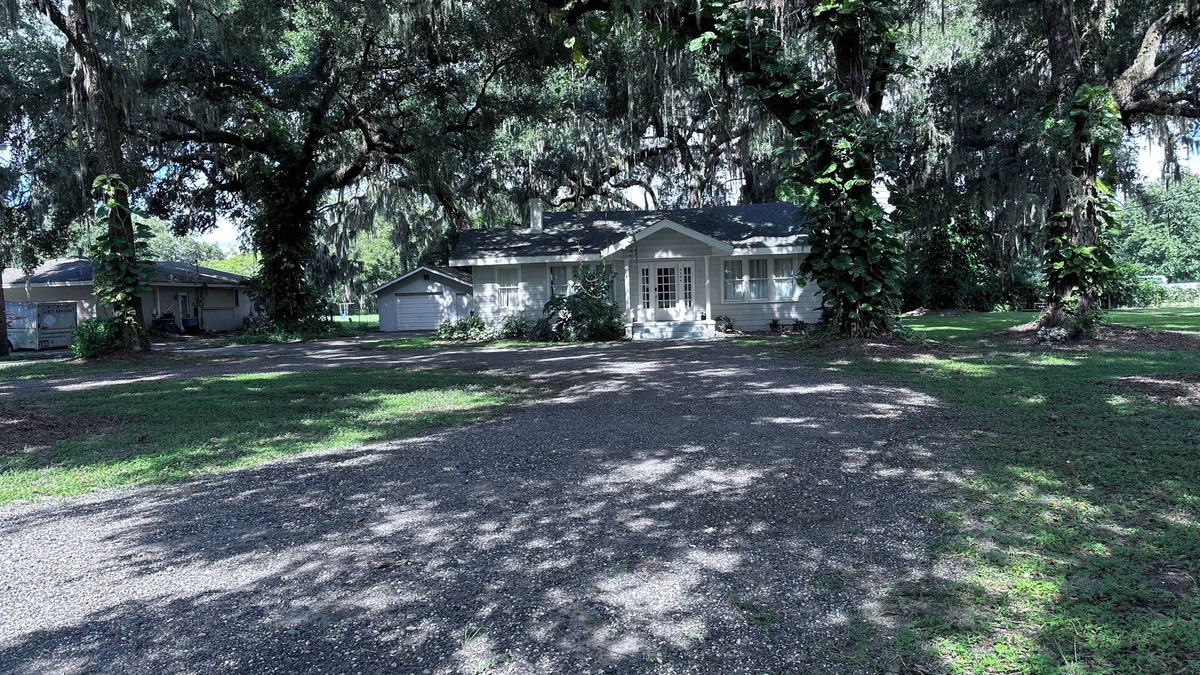Lakeland House | Cozy 4 bedroom with Rustic Charm