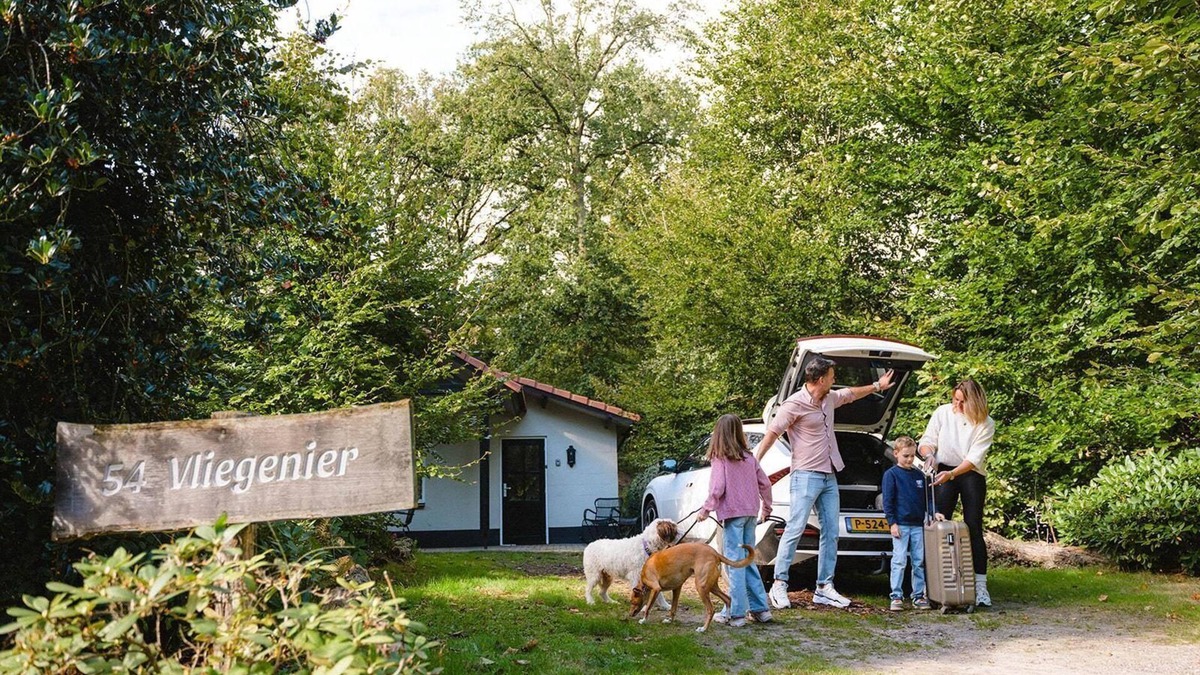 Uden House | Cozy 4-person bungalow with lovely private outdoor hot tub.