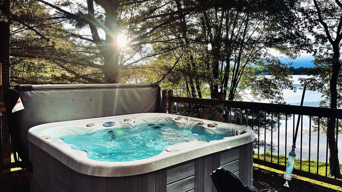 Gravenhurst Cottage | Cozy 4 Season Cottage stunning sunsets on Sparrow Lake!(Pet friendly)New Hot Tub