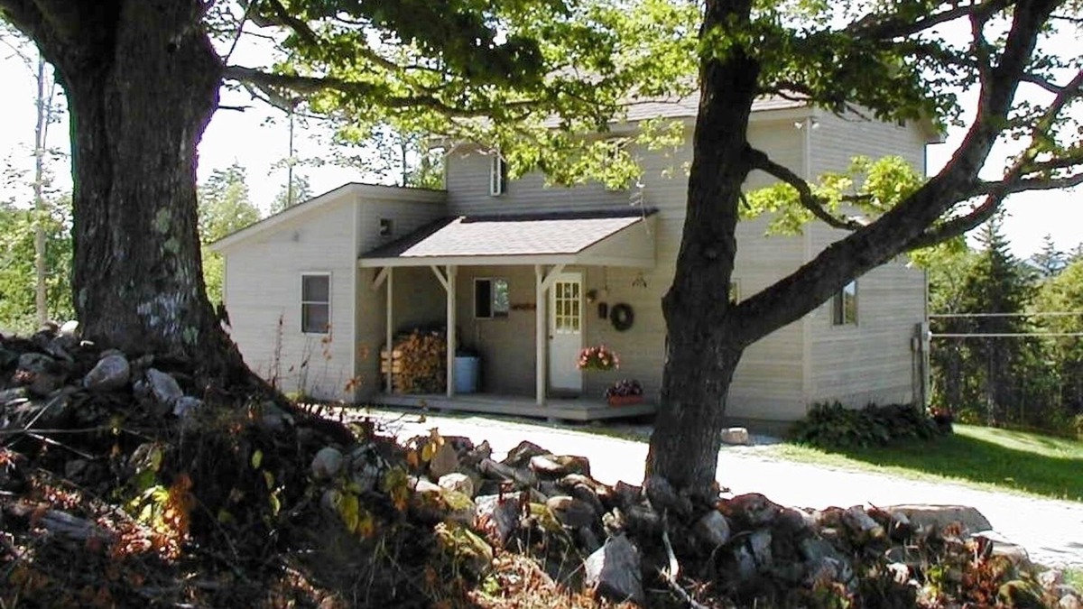 Belmont Cottage | Cozy 4-season COTTAGE- ski, swim, hike, foliage- Family Fun or Romantic Getaway