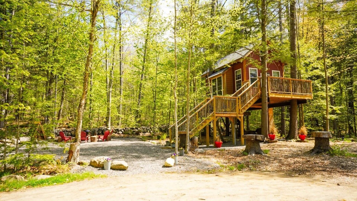 Sanbornton House | Cozy 4 season Treehouse - 30 minute drive to ski!