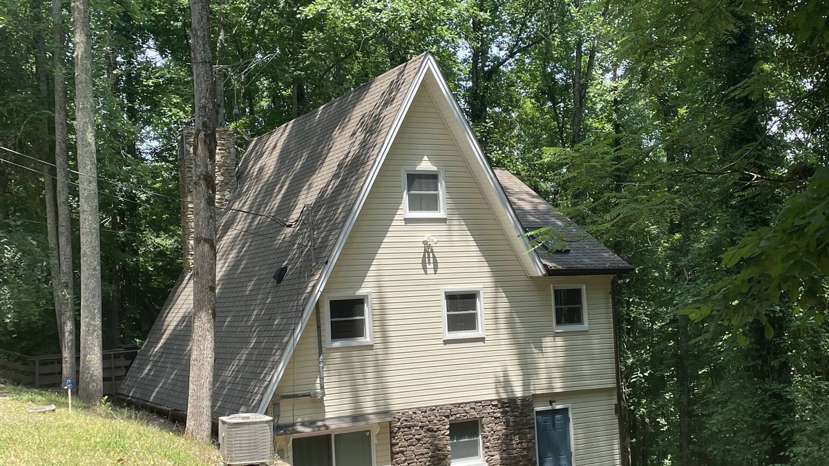 Silver Point Cabin | Cozy 4BR 3.5B cabin w/in walking distance to Hurricane Marina and Floating Mill