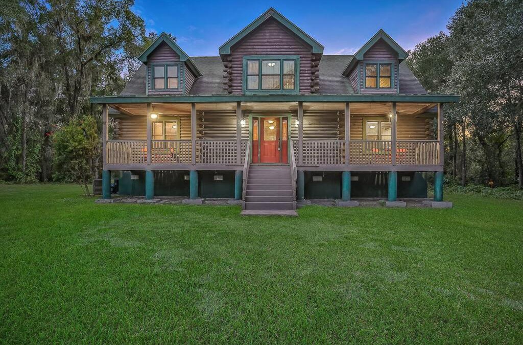 Florahome Apartment | Cozy 4BR Cabin on 11 acres with pool, BBQ & patio!