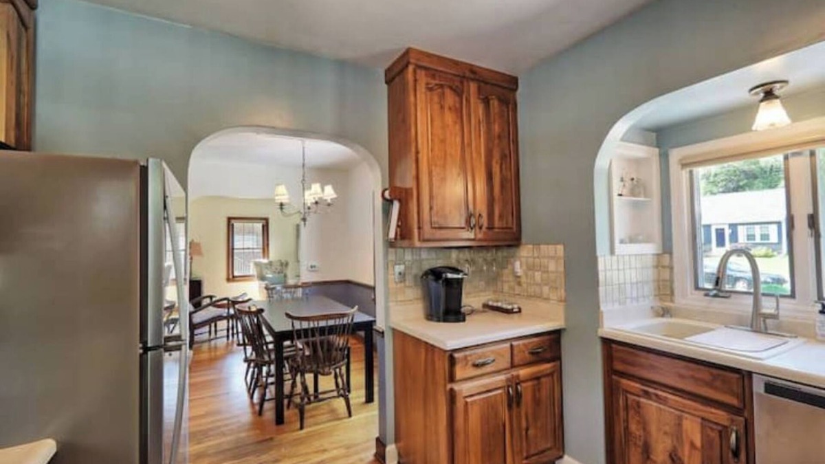 East Moline House | Cozy 5-bd home in East Moline with lots of extras!
