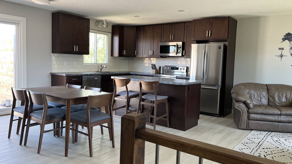 Medicine Hat House | Cozy 5 Bedroom 2 Bath private Medicine Hat home.