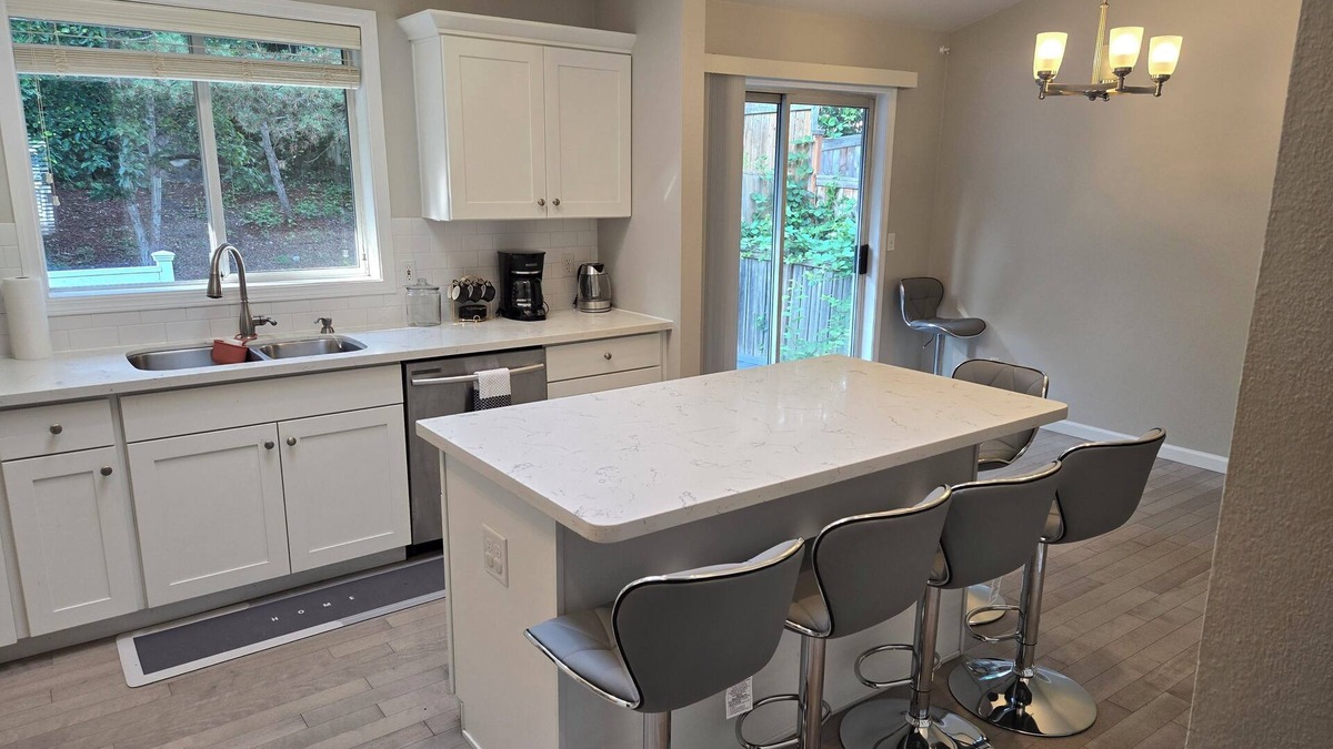 Federal Way House | Cozy 5-bedroom house and 3 baths next to Wild Waves Theme & Water Park AC, WiFi