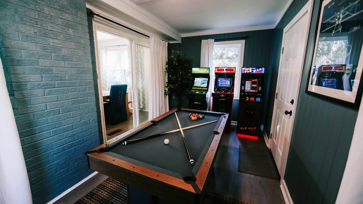 Mossy Oaks House | Cozy 5 BR/3-Bath home near Parris Island/Downtown Beaufort - Game Room, Fire Pit