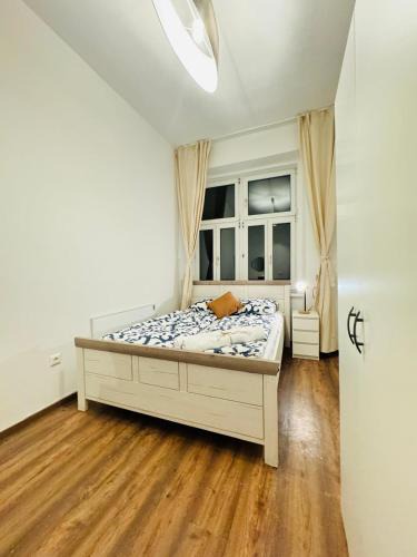 Liesing Apartment | Cozy 5 BR Shared Apartment for 10P 10-Min to Kaufpark Alterlaa