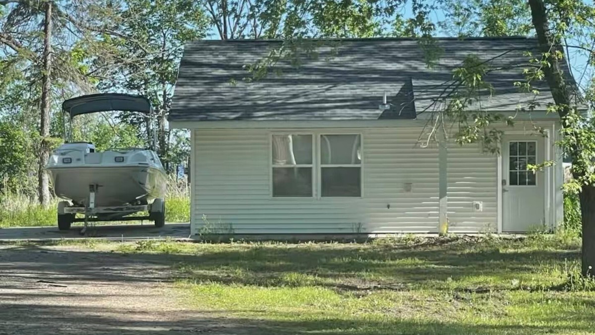 White Bear Lake House | Cozy 5-Star Guesthouse on Bald Eagle Lake - Serene and Peaceful.