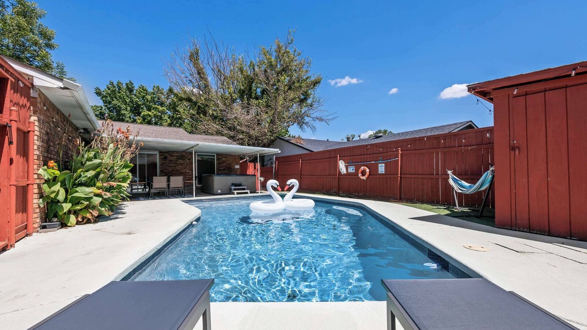 Rowlett House | Cozy 5BR Pool House with Hot Tub Near The Lake