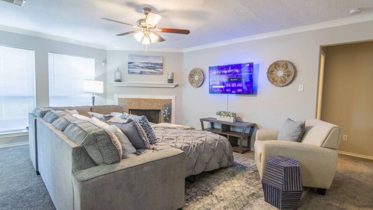 Cypress House | Cozy 5BR Retreat | Huge Yard & Relaxing Vibes
