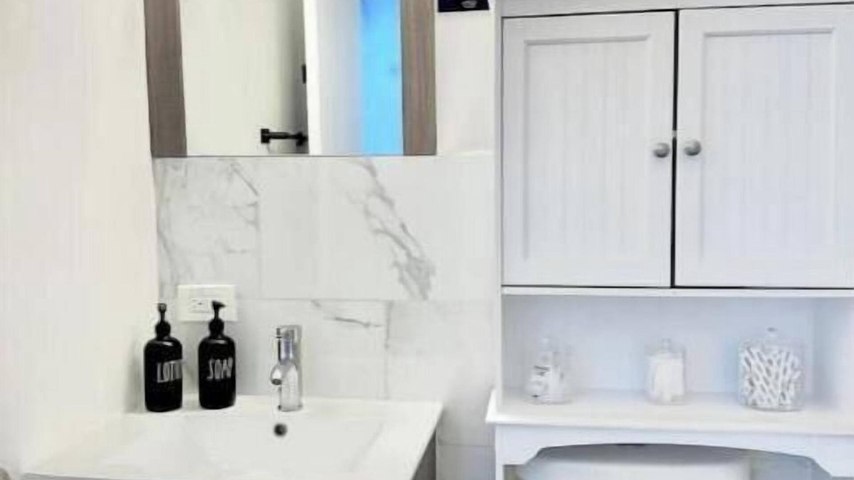 Frederiksted Southeast Apartment | Cozy 6- Bedroom in the heart of Frederiksted