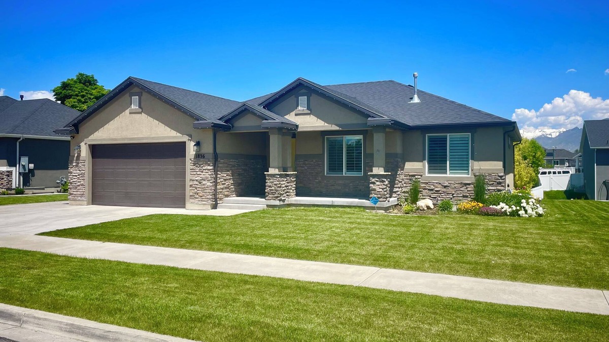 Sunset Heights House | Cozy 6 bedroom with tons of living and sleep space