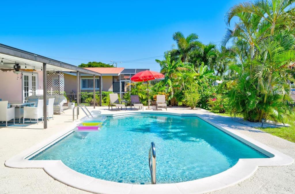 Yacht Club House | Cozy 60's home, city & canal located