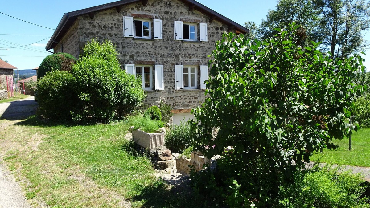 Jonzieux Cottage | Cozy 8-person gîte, Parc Naturel du Pilat, ideal for families and groups.