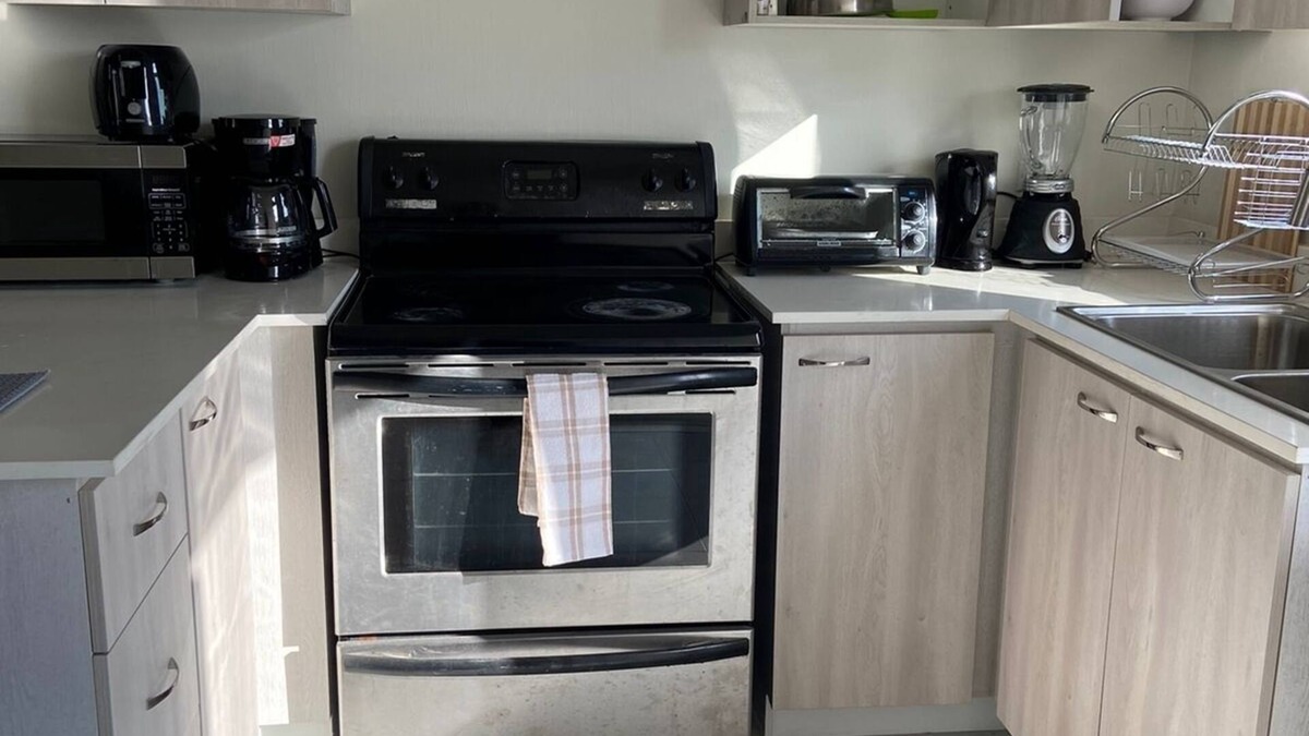 Portmore House | Cozy 8-Person Retreat In Gated Community Near Shops & Beaches!
