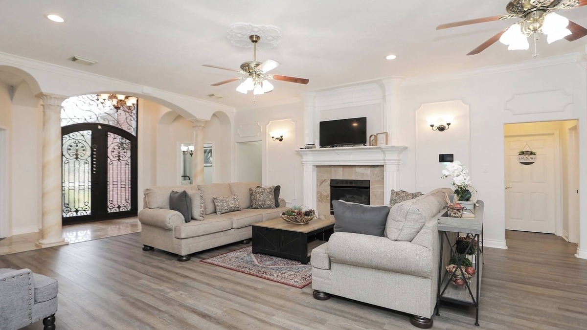 Humble House | Cozy 8BR Rustic House near IAH & Downtown Sleeps 19, Event-ready, Spacious Yard