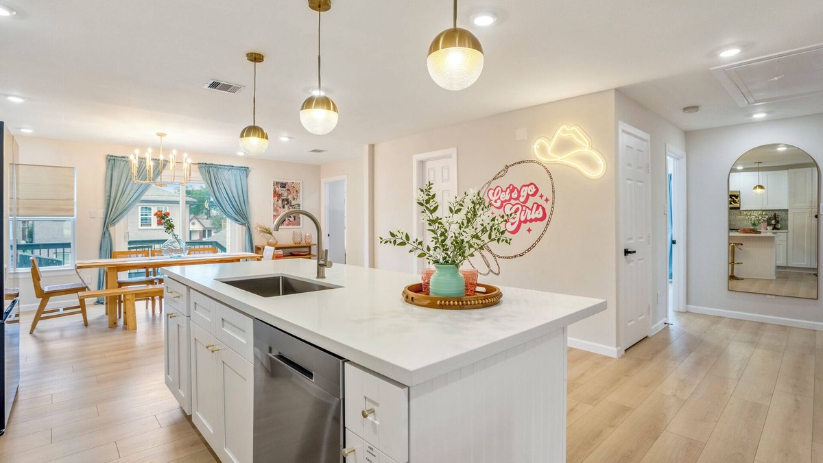 MacGregor House | Cozy 90°F Heated Pool & Spa /2Lkd Suites /Gated 2PKG