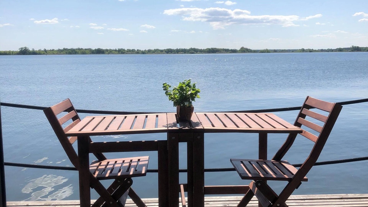Plaue Boat Rental | Cozy and romantic houseboat in a prime location with fireplace and sauna.