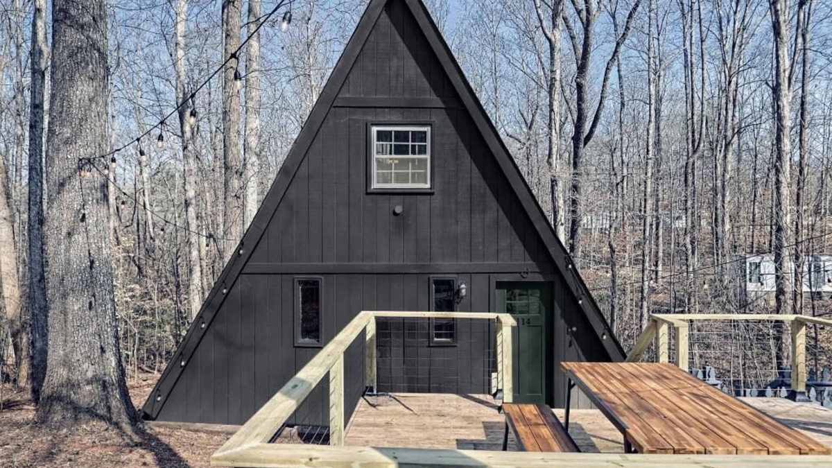 Fair Play Cabin | Cozy A-frame Tiny Home with Game room 3 Minutes to Lake Hartwell!