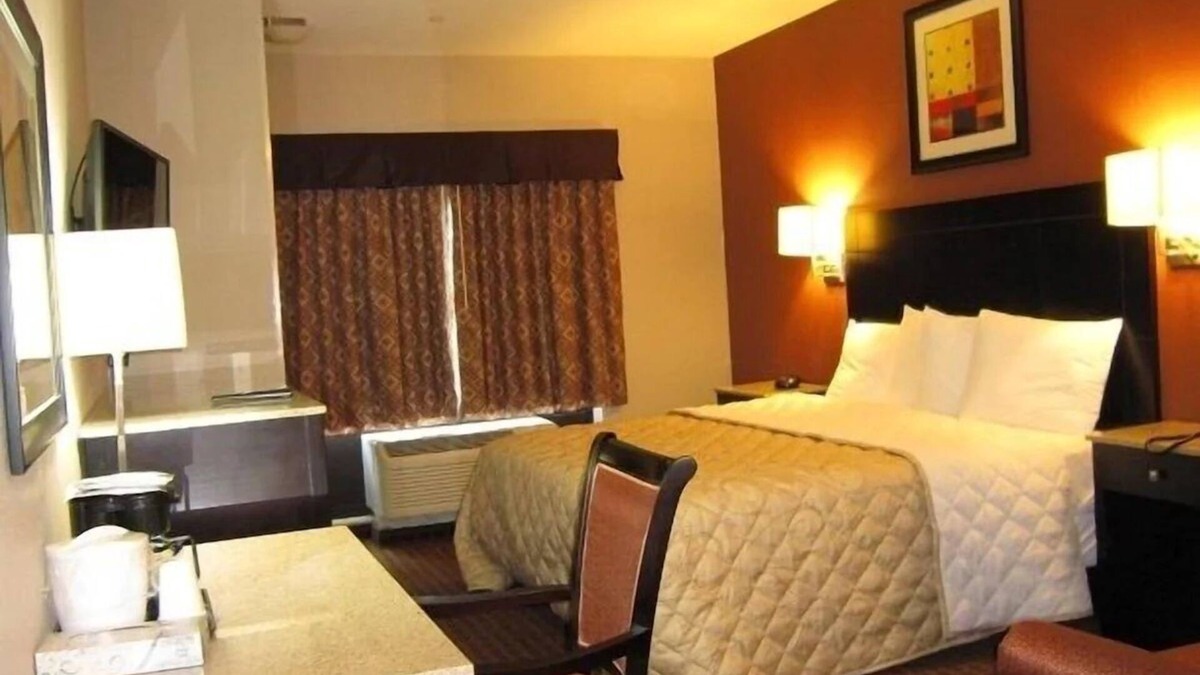 Monmouth Junction Hotel | Cozy Amenities & Complimentary Breakfast Close to Golf Clubs