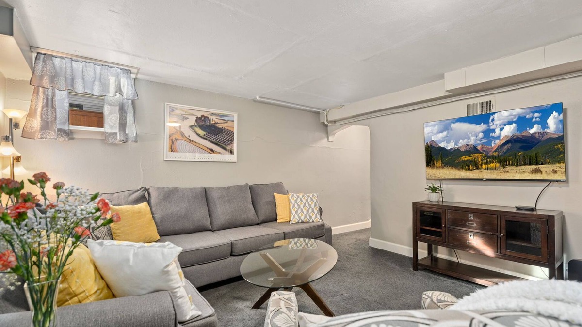 Old Town West Apartment | Cozy Abode on Mountain Ave – Walk to Old Town!