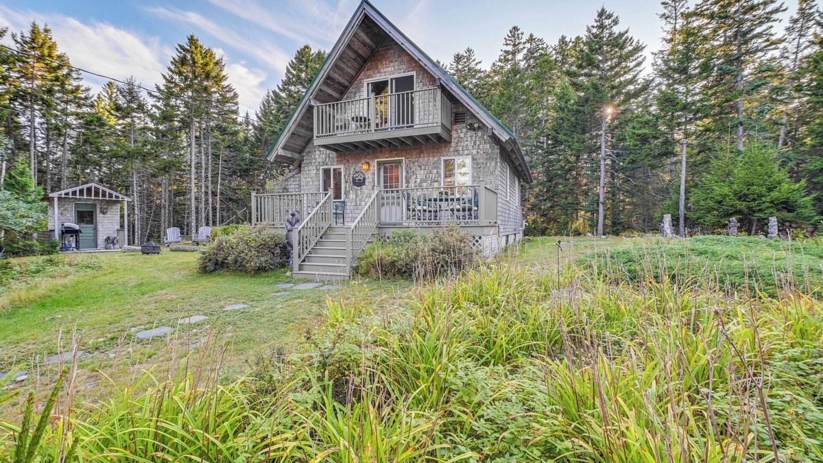 Prospect Harbor Cabin | Cozy Acadia Area Cabin, Walk to Beach & Lighthouse