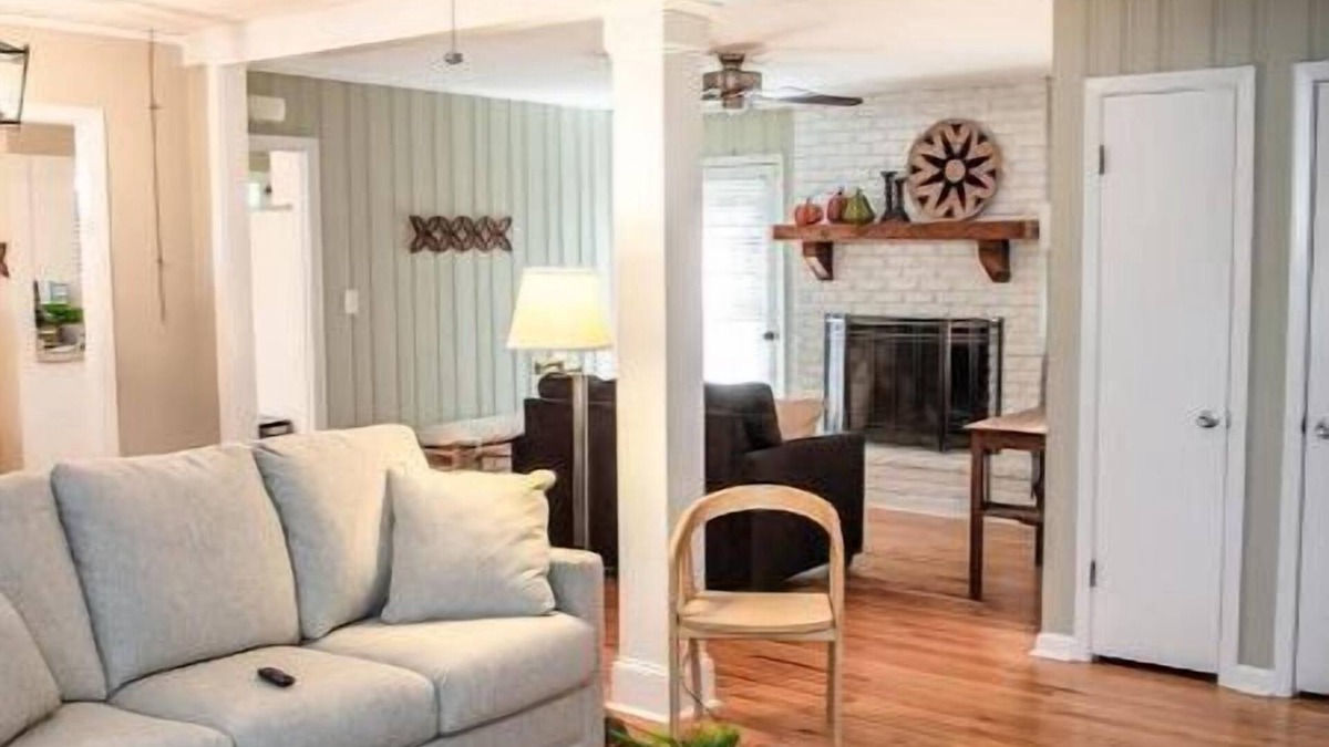 Covington House | Cozy Adams St Cottage! Short walk to square!