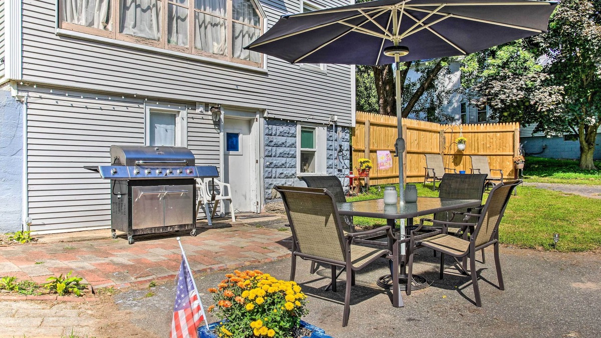 Agawam Apartment | Cozy Agawam Studio w/Yard: 2 Miles to Six Flags!