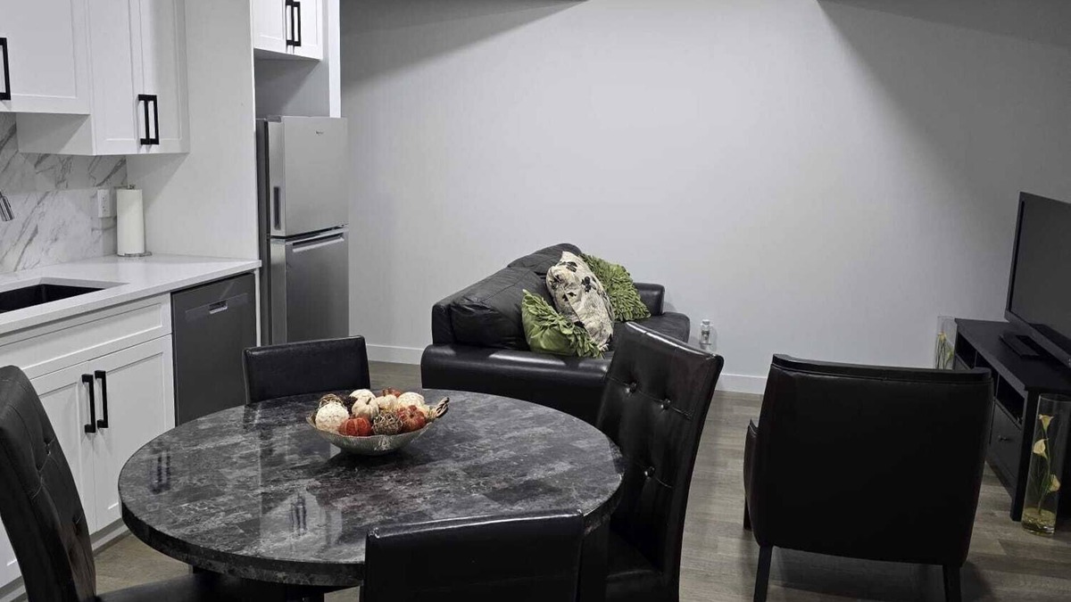 Calgary Apartment | Cozy Airport Retreat | 2BR Suite Near Shops/Malls & Parks