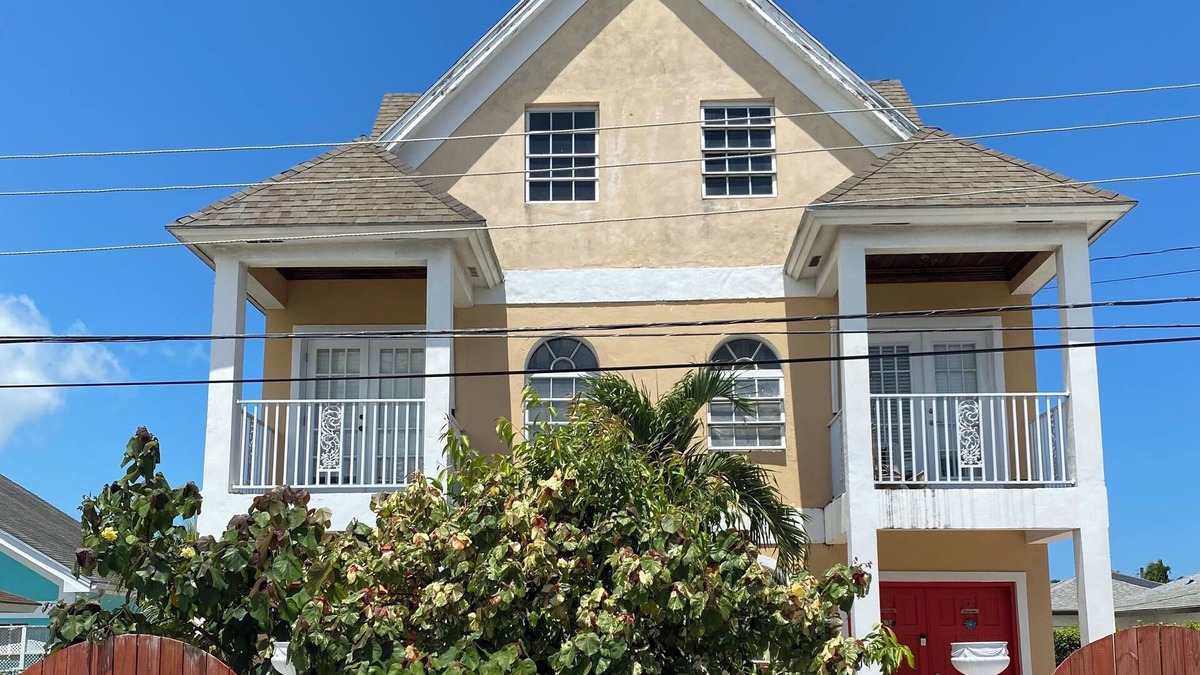 Gambier House | Cozy Airport Townhome near the Airport & walking Distance to the Beach